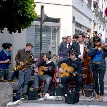 Des musicien.nes jouent dans la rue pour la fête de la musique