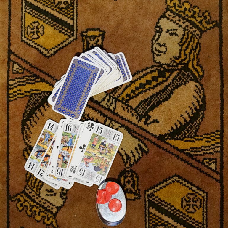 Tapis de jeu de tarot avec cartes et jetons